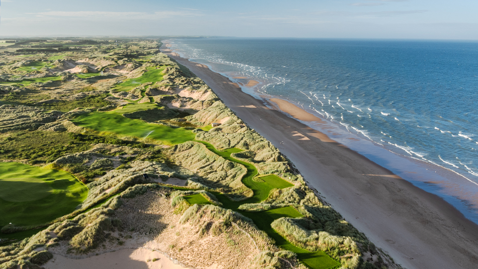 The short par-three tenth is the first of three holes that run directly alongside the beach (Photo: Jacob Sjöman) 