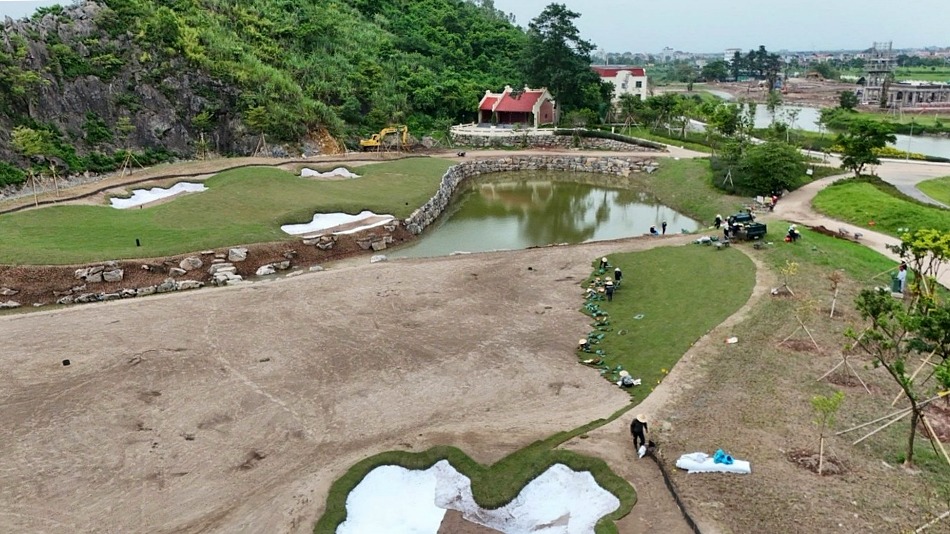 The eighteenth hole plays downhill with water running across the front and to the left of the green (Photo: Nicklaus Design)