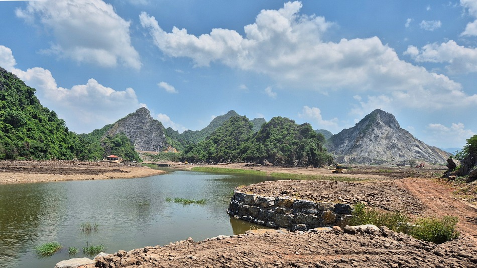 The par-four ninth has water on the entire left side of the hole (Photo: Nicklaus Design)