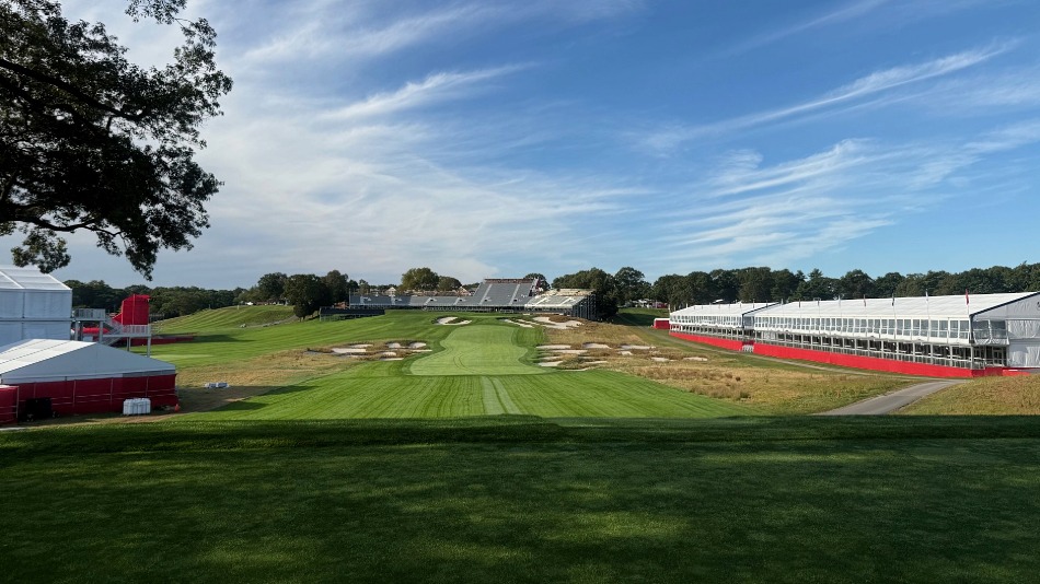 The eighteenth hole, with the grandstand taking shape in the background (Photo: Bethpage State Park)