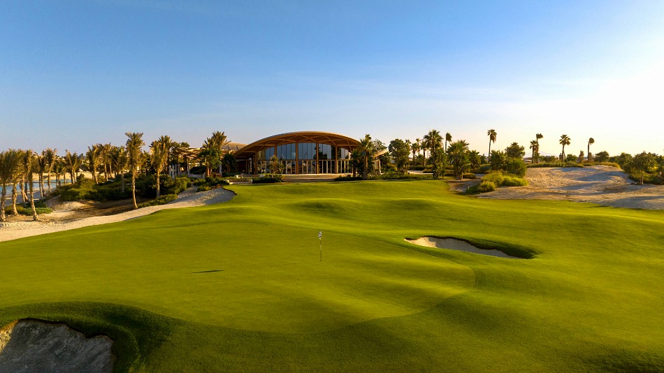 The eighteenth green with the clubhouse, designed by Foster + Partners, in the background (Photo: Kevin Murray)
