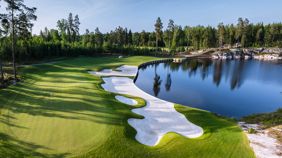 The third hole wraps around one of the site’s lakes (Photo: Jacob Sjöman)